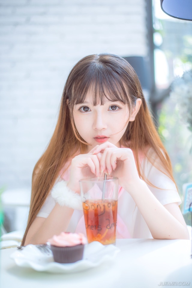你的微笑是一首歌，青春的恋歌。那优美的旋律，经久不息地回荡在我的心谷与脑海。